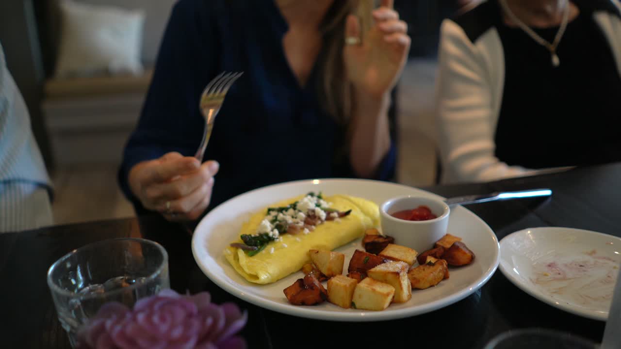 Omelette e patate al ristorante