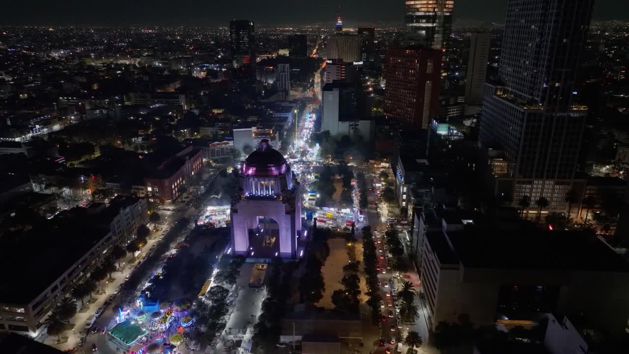 멕시코시티의 역사적인 혁명 기념물의 공중 촬영