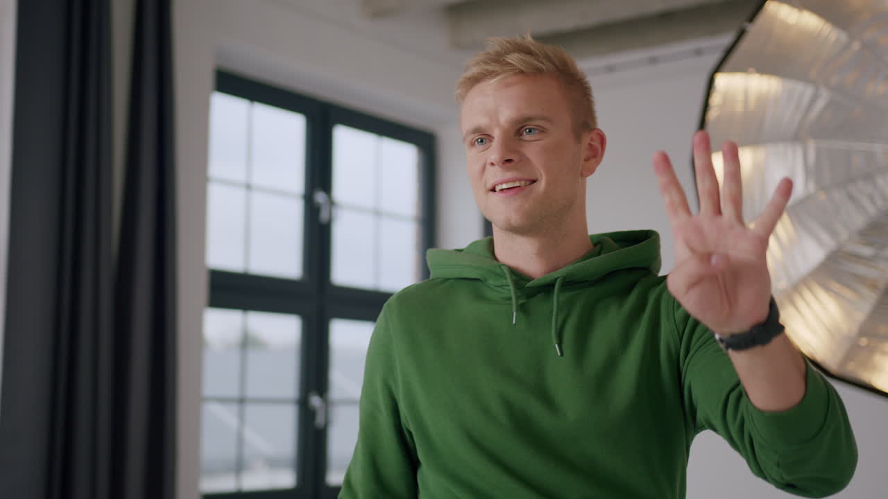 привлекательная блондинка-инструктор по фитнесу ведет обратный отсчет, улыбается и подбадривает