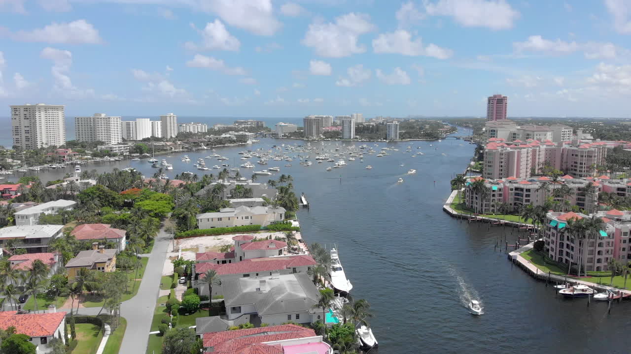 포트 로더데일 마이애미 플로리다 해변 생활에서 보트와 요트를 위한 수로 운하 위로 높은 공중 드론 샷