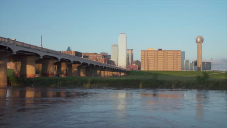 Skyline-Von-Dallas-Mit-Dem-Trinity-River-Im-Vordergrund-Bei-Sonnenuntergang