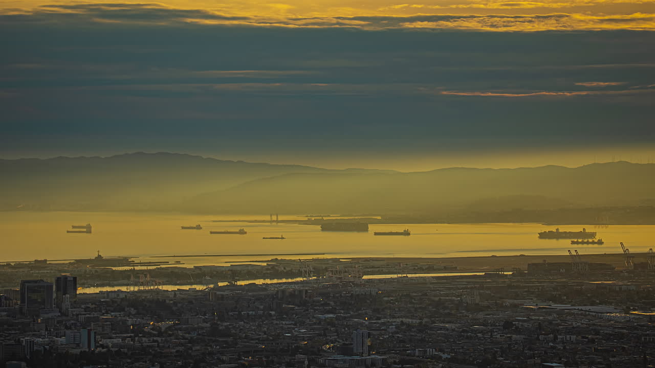 el lapso de tiempo, la vista de la bahía de san francisco desde oakland, las nubes, la hora dorada y la puesta de sol.