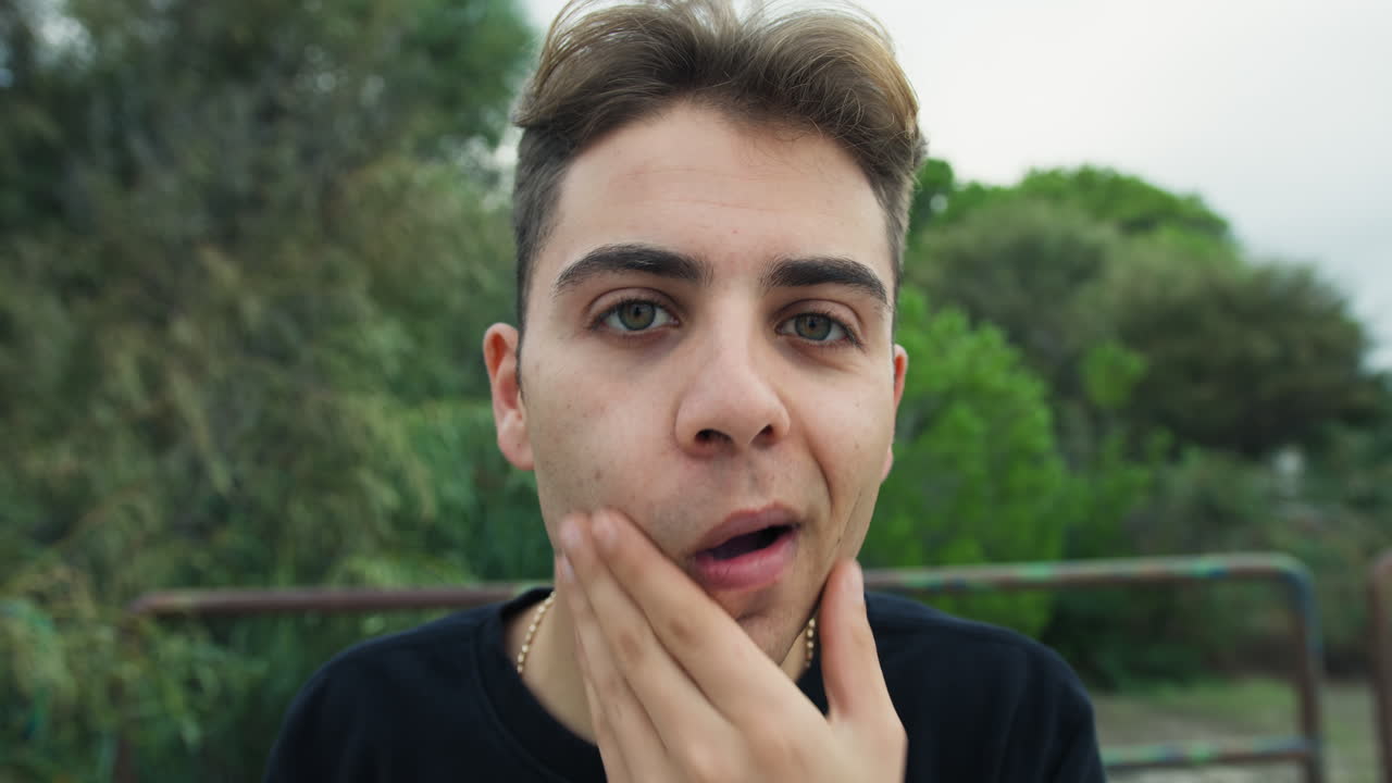 소년은 자신의 머리카락을 손으로 바에 있는 자동차 창문에 고정시켜 자신을 아름답게 만니다.