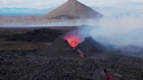 Montículo-Del-Cráter-Del-Volcán-En-El-Desolado-Paisaje-De-Islandia-Durante-El-Día,-Antena