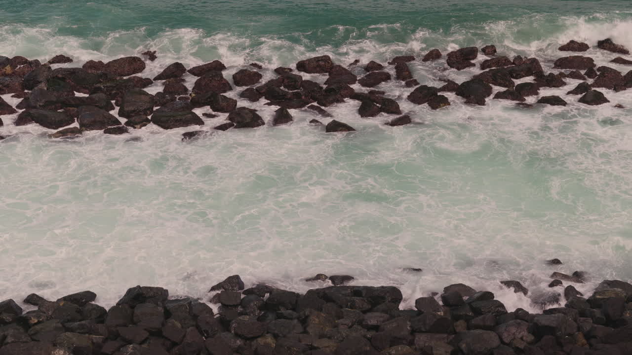 바위에 부서지는 파도