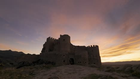 Altes-Schloss-Auf-Einem-Hügel-Bei-Sonnenuntergang