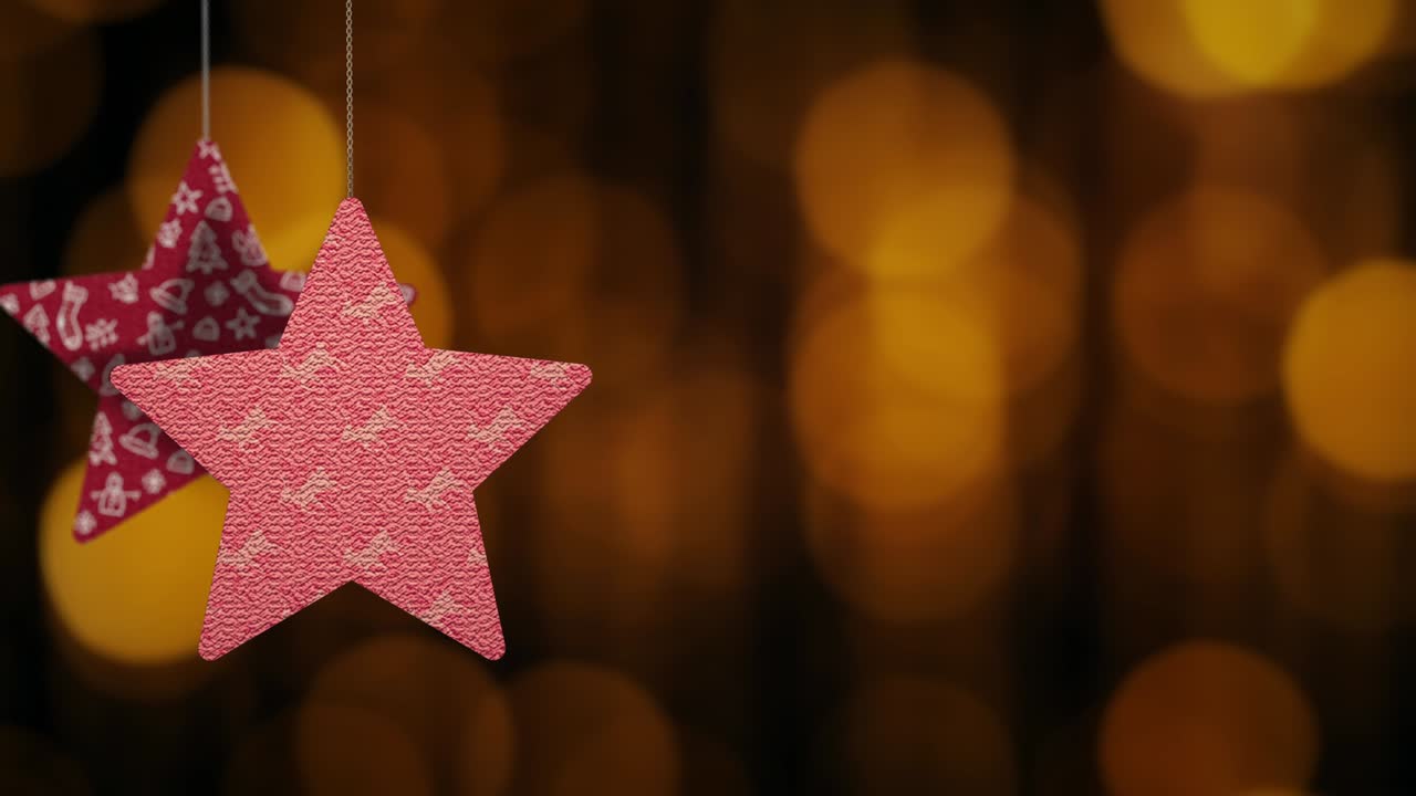 los adornos de las estrellas de navidad se mueven en el fondo de bokeh.