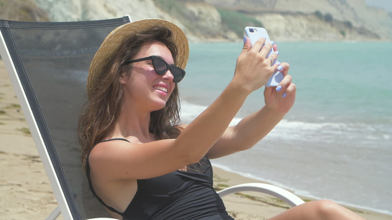 mujer tomando un selfie en la playa