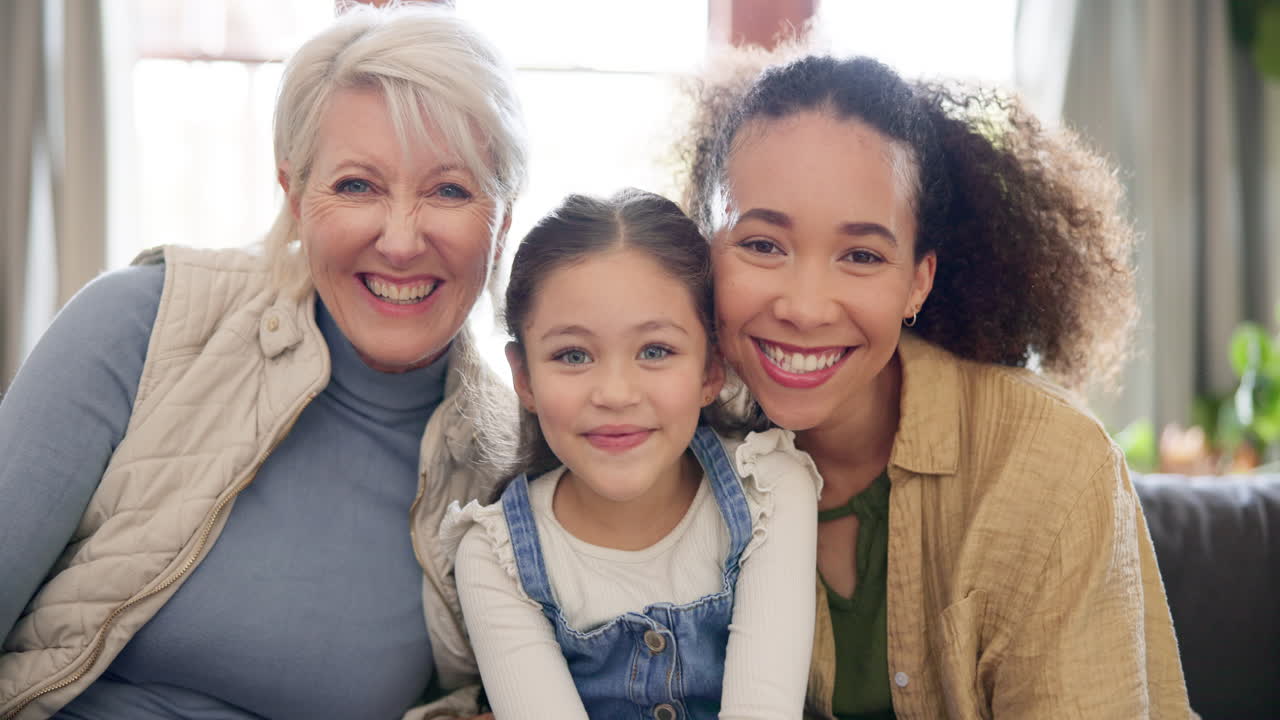Sorriso, família feliz e selfie no sofá