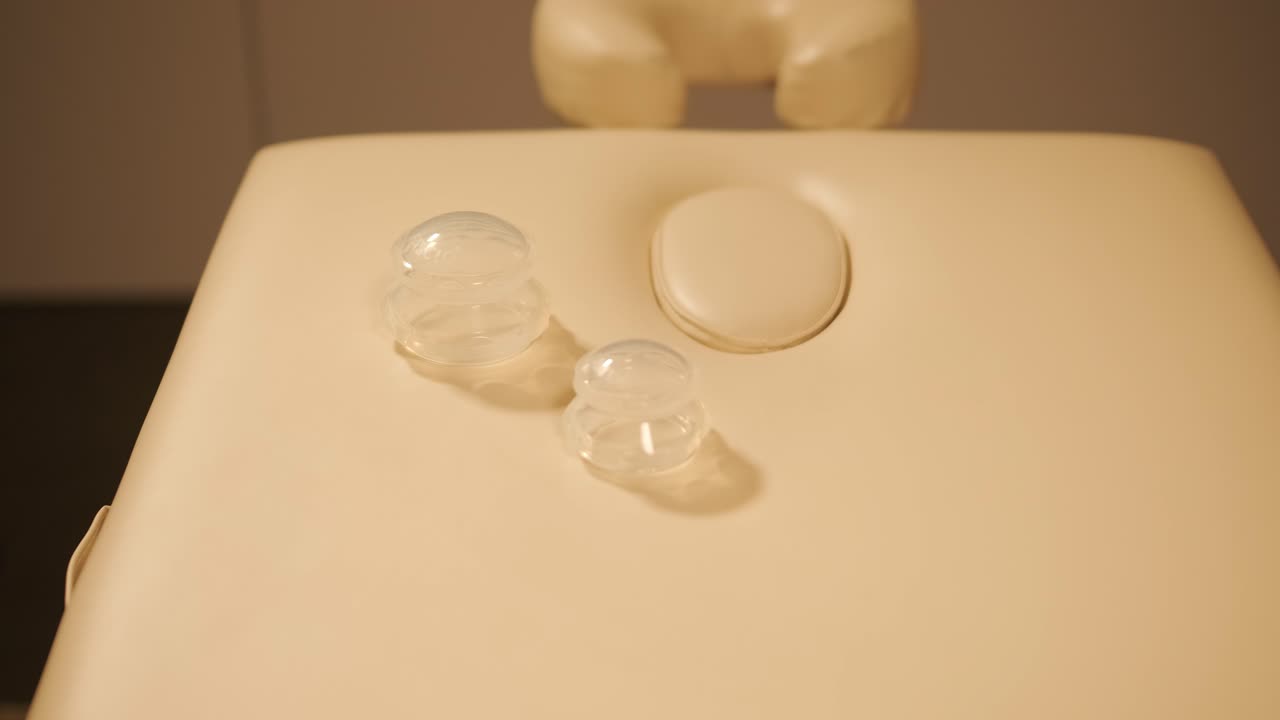 전문 마사지 테라피스트는 휴식 마사지를 수행합니다.