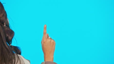 mujer, mano y deslizar en la pantalla invisible