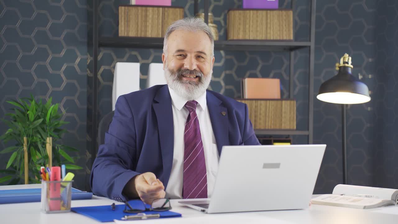 retrato de un hombre de negocios exitoso e inteligente.