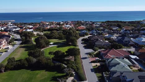 dolly dejó vista aérea sobre el parque del faro con el océano en el fondo, mindarie perth