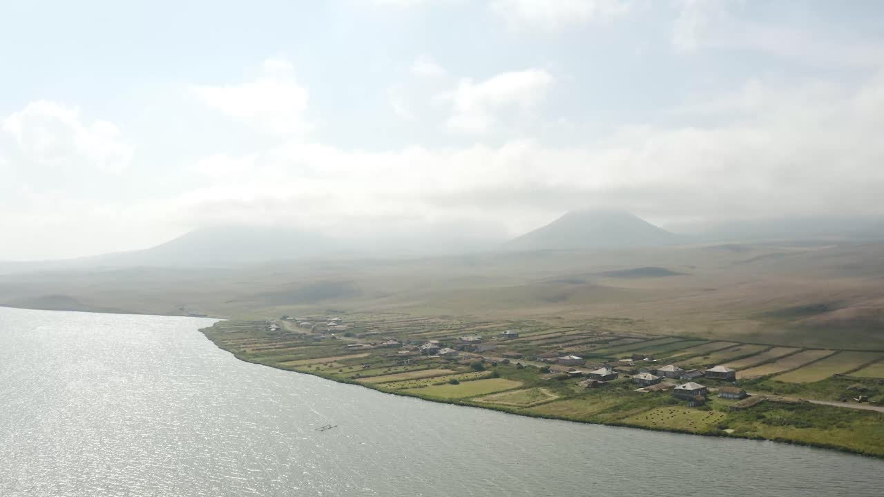 cielo nebuloso sobre el lago volcánico de paravani en georgia