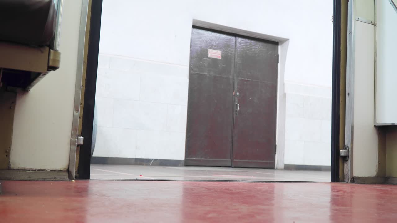 cerrando las puertas de un vagón de metro