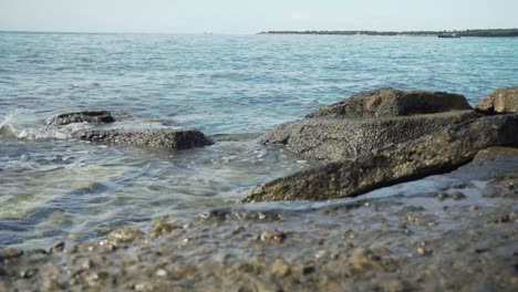 Agua-Ondulada-Tranquilamente-Contra-Las-Rocas-De-Un-Pequeño-Puerto-Europeo