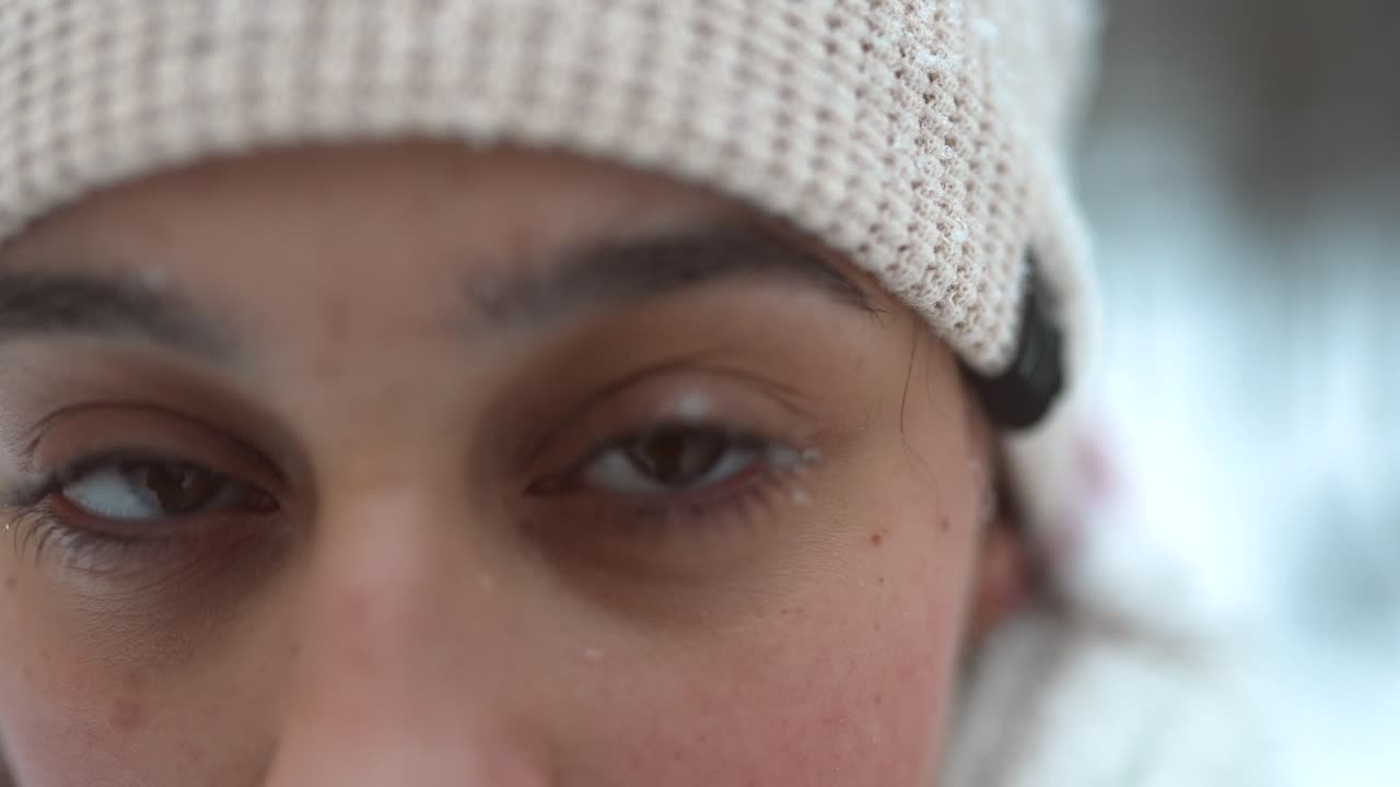 el rostro de una mujer en invierno