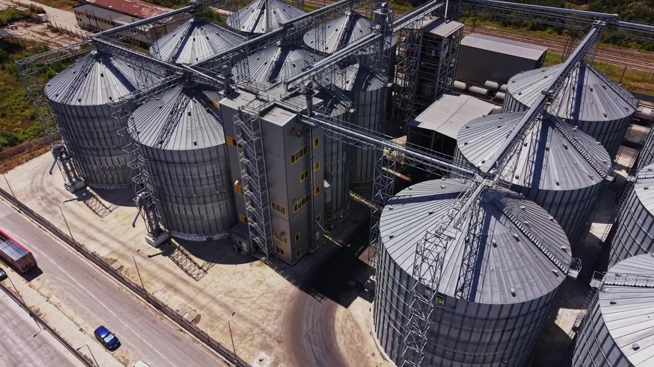Instalação de armazenamento de grãos com silos e área de transporte