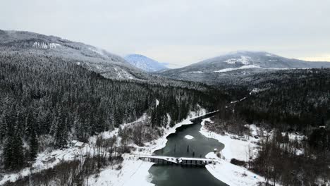 Columbia-Británica-Nevada:-Una-Vista-De-Drones-Del-Puente-De-Madera-Abandonado