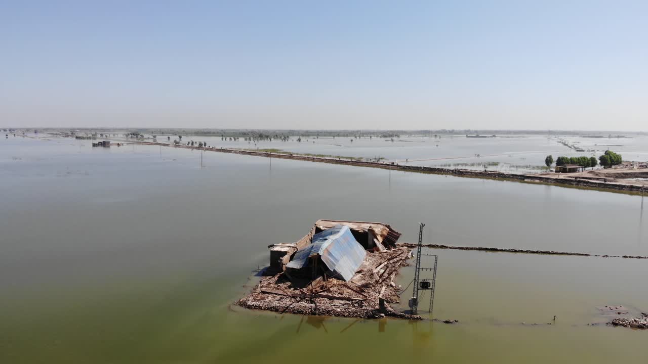vista aérea del paisaje inundado en pakistán con vista de tienda improvisada