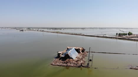 Luftaufnahme-Der-überschwemmten-Landschaft-In-Pakistan-Mit-Blick-Auf-Ein-Provisorisches-Zelt
