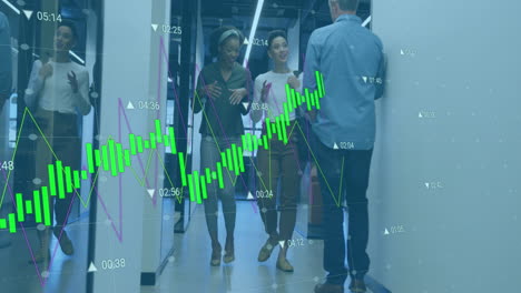 animación de procesamiento de datos estadísticos contra dos mujeres diversas discutiendo en el pasillo de la oficina