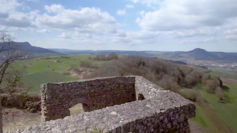 vista aérea sobre una ruina del castillo
