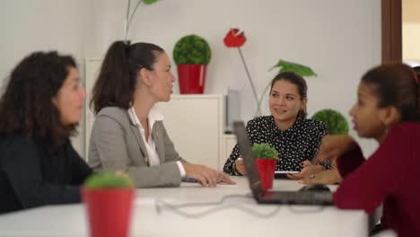 Gruppe-Verschiedener-Kollegen,-Die-Im-Konferenzraum-über-Die-Arbeit-Diskutieren