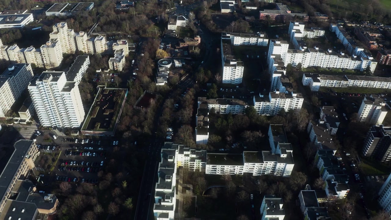 Blocos de apartamentos residenciais na Colônia invernal enquanto um drone faz uma panorâmica da esquerda para a direita