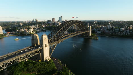 Luftpanoramablick-Auf-Die-Hafenbrücke-Von-Sydney-Mit-Vielen-Autos,-Die-Während-Der-Hauptverkehrszeit-Vorbeifahren