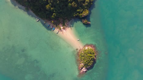 4K-Drohnenaufnahmen-Vom-Flug-über-Den-Thailändischen-Strand-Und-Die-Felsen,-Thailand,-Asien,-Die-Andamanensee,-Die-Insel-Pakbia,-Langheckboote