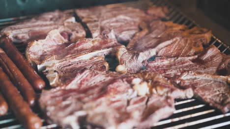 Gegrillte-Geräucherte-Steaks-Und-Würstchen-Grillen-In-Zeitlupe