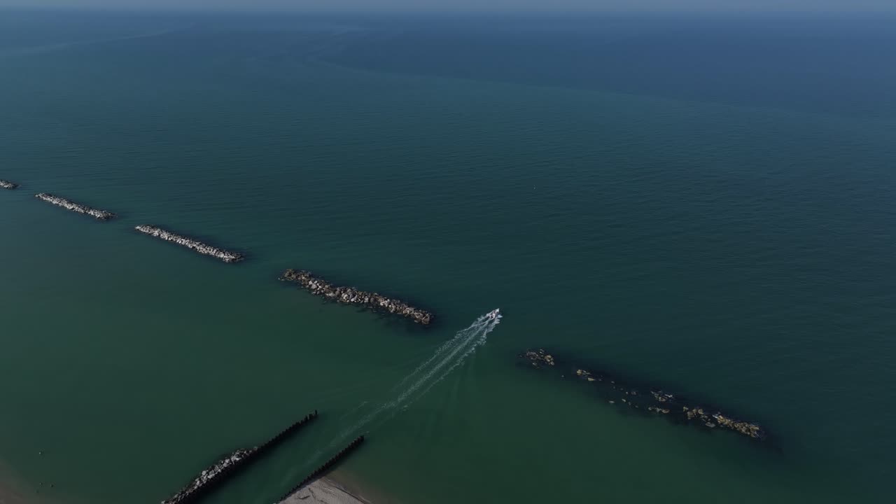 아드리아 해에 있는 포르토 포텐시아 (porto potenza) 의 마리나를 떠나는 레저 보트, 포르토 레카나티 (porto recanati), 이탈리아