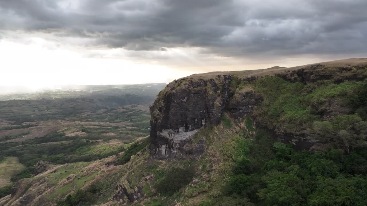video del avión no tripulado sobre las montañas de fiji