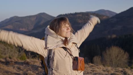 mujer haciendo senderismo en las montañas