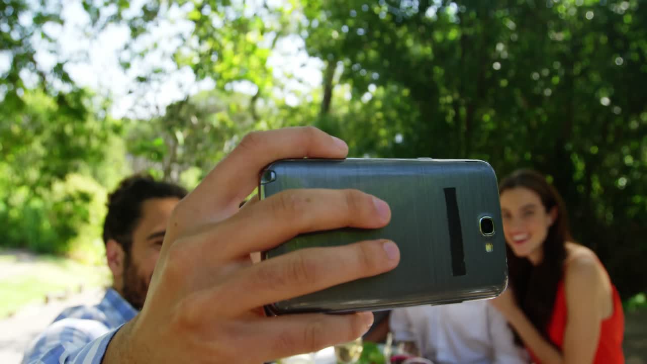 점심 식사를 하는 동안 셀카를 찍는 친구 들 의 그룹