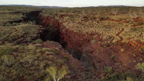 el desfiladero de joffre durante la puesta de sol en el parque nacional karagini en australia occidental, primer plano aéreo