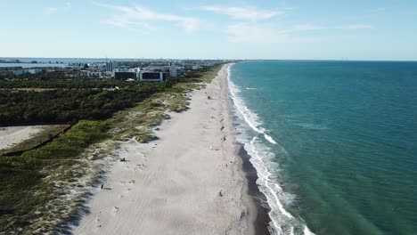 Fliegen-Sie-Die-Küste-Von-Cocoa-Beach,-Florida-Hinauf-Und-Genießen-Sie-Die-Atemberaubende-Aussicht-Auf-Den-Wunderschönen-Strand-Und-Das-Herrliche-Aquamarinblaue-Meer