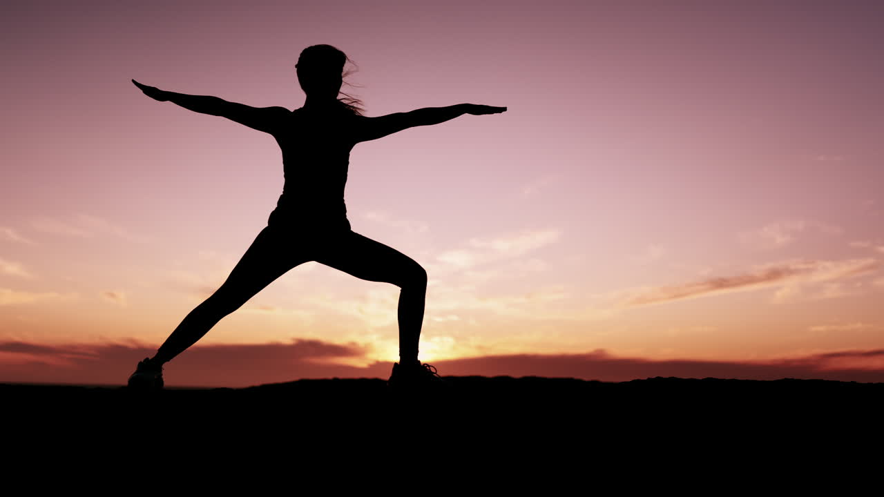 요가, 해가 지고 모형과 함께 여성 야외