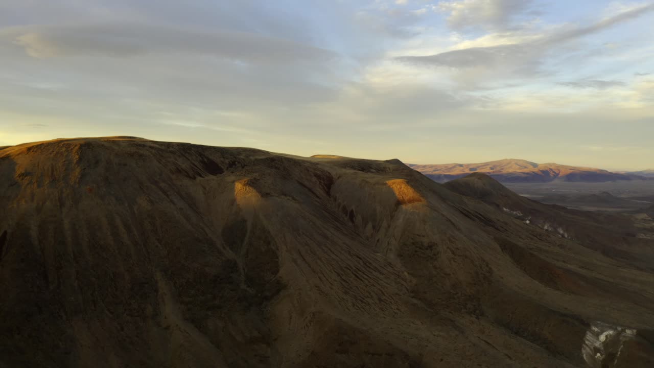 bellas imágenes aéreas de 4k de las montañas del desierto de nevada fuera de reno durante la puesta de sol
