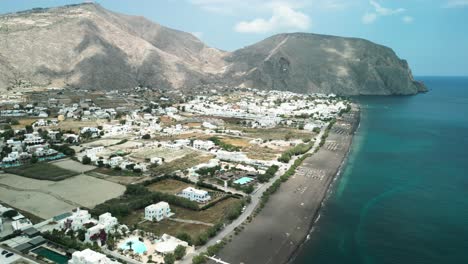 Luftdrohne-Santorini-Schwarzer-Sand