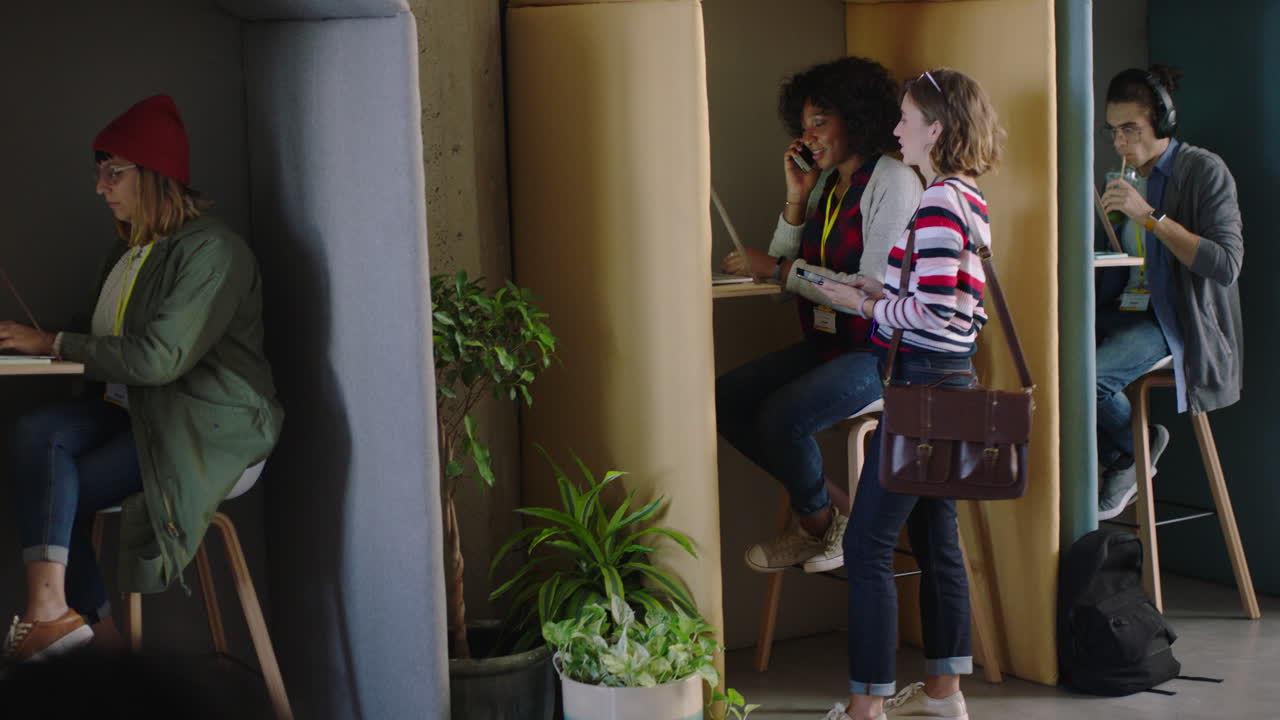 grupo diverso de estudiantes universitarios que trabajan compartiendo ideas creativas de negocios haciendo lluvia de ideas juntos disfrutando del estudio en un ocupado lugar de trabajo de oficina