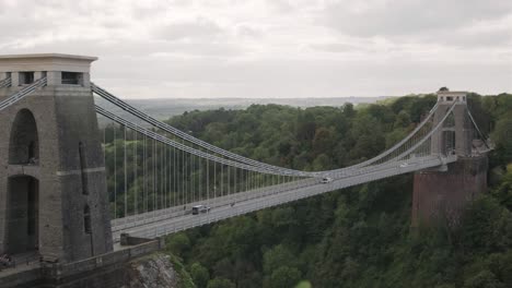 Fahrzeuge,-Die-An-Einem-Bewölkten-Tag-über-Die-Clifton-Hängebrücke-Fahren,-Bristol,-England
