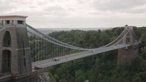 Vehicles-passing-over-the-Clifton-Suspension-Bridge-on-a-cloudy-day,-Bristol,-England