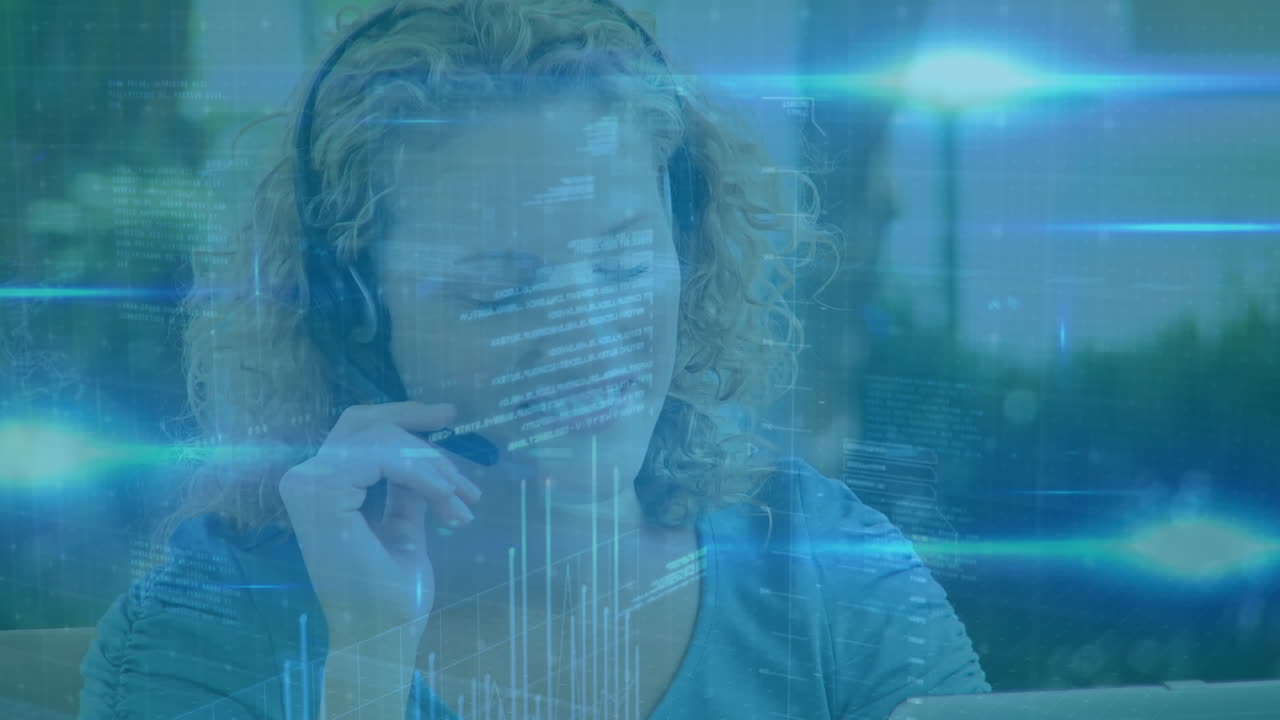 Animazione di una donna caucasica che indossa una cuffia e usa il computer su una registrazione di dati.