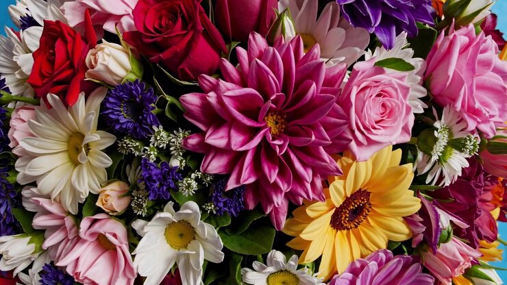 Farbenfroher Blumenstrauß auf blauem Hintergrund