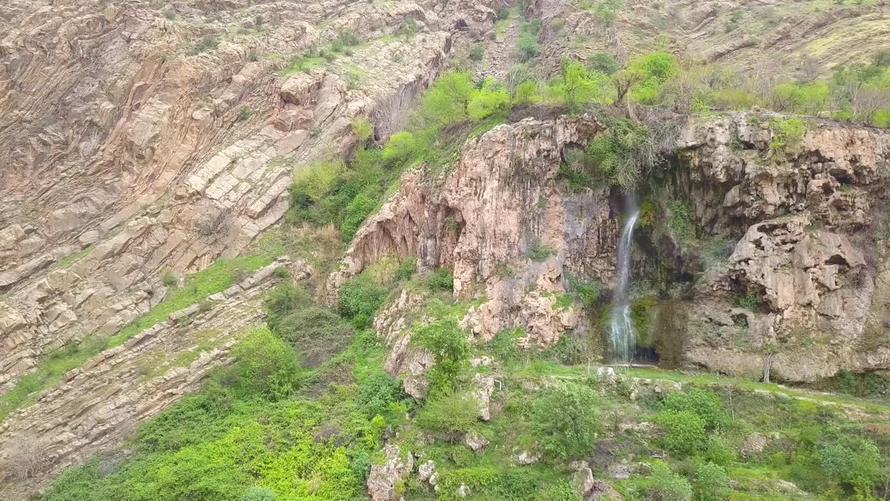 очень красивый водопад в керманшахе иран