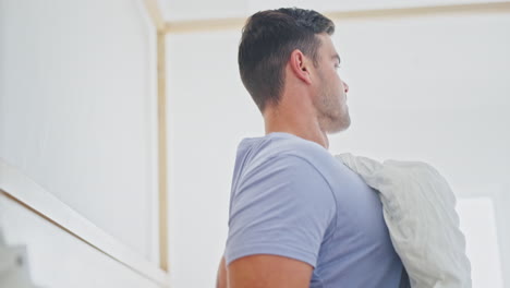 hombre, estirándose y despertando en el dormitorio del sueño