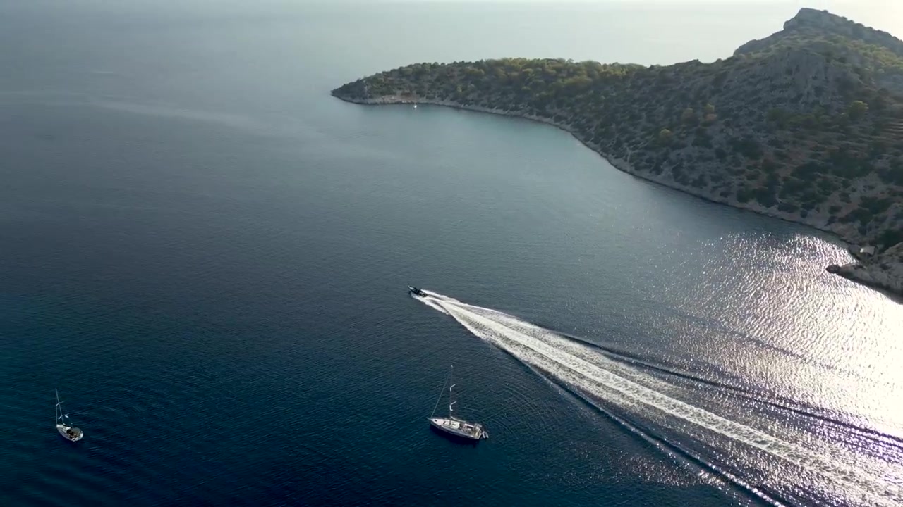 Splendida ripresa aerea dall'alto delle isole greche con motoscafo.