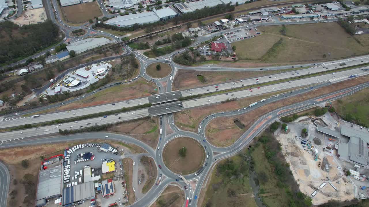 autopista del pacífico y rotondas en yatala, queensland, australia